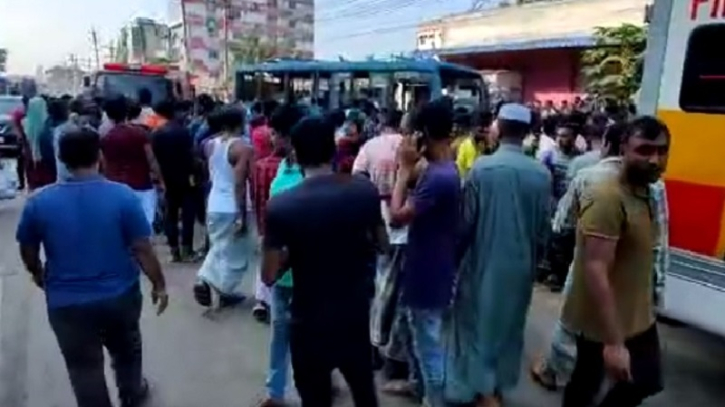 গাড়ির ধাক্কায় প্রাণ গেল স্ত্রীর, হাসপাতালে স্বামী