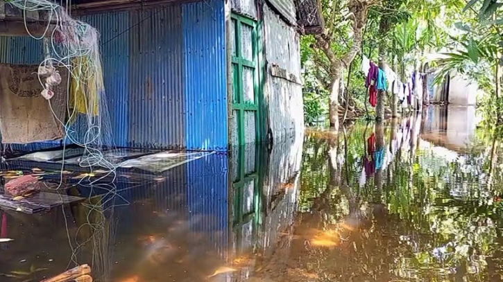 খালে বাঁধ দিয়ে মাছ শিকার, নামছে না বন্যার পানি