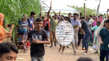 দুই ছাত্রলীগ নেতাকর্মীকে পুলিশে দিলেন শিক্ষার্থীরা