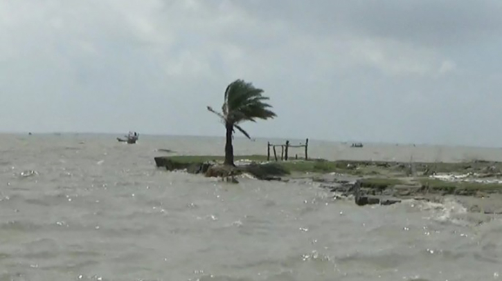 উত্তাল মেঘনা, হাতিয়ার সঙ্গে সারাদেশের নৌ যোগাযোগ বন্ধ